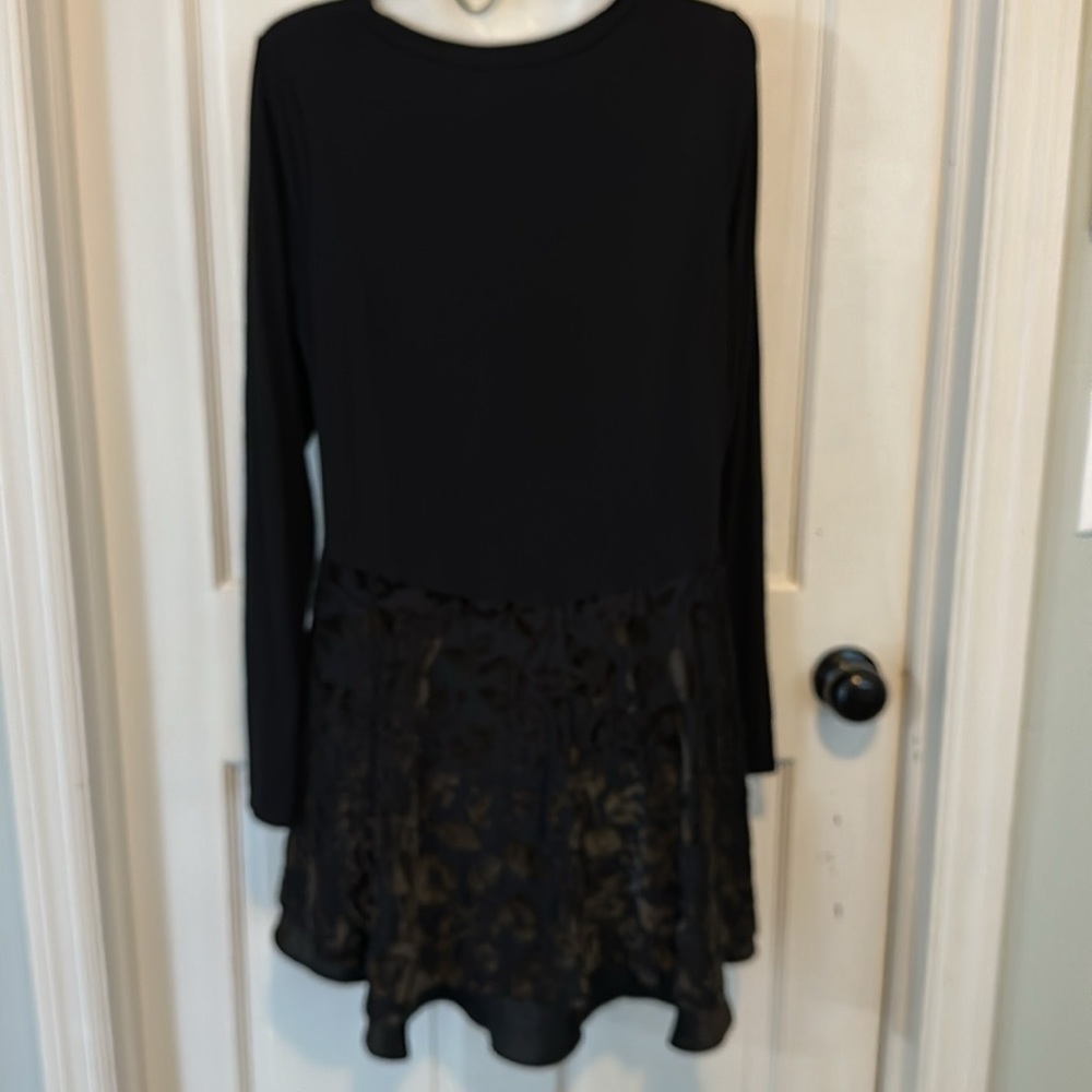 Beautiful 😍 LOGO Black Top with Burnout Velvet size small - Picture 5 of 13
